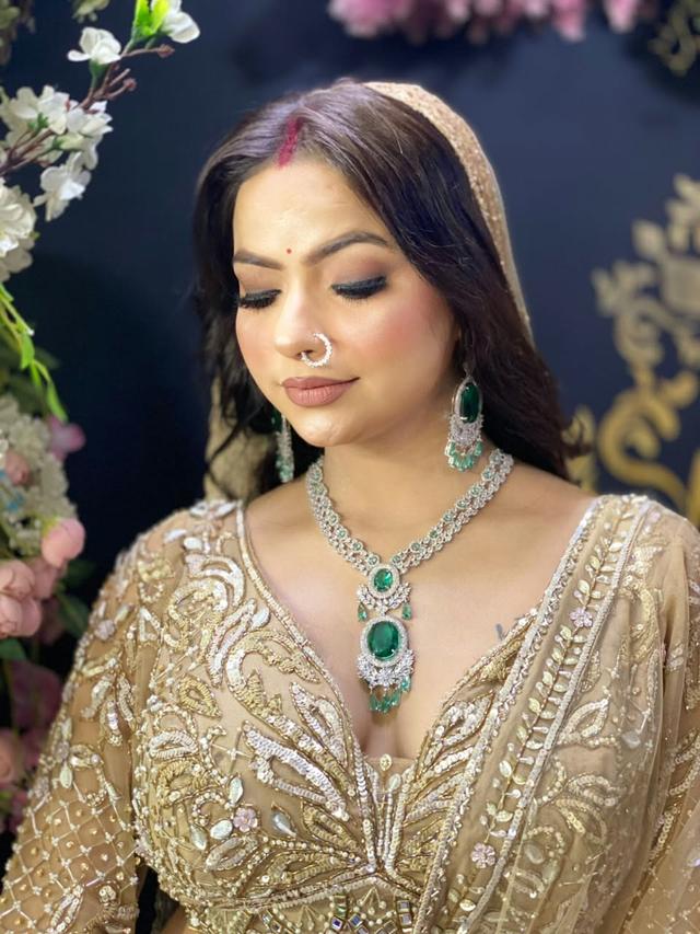 Bridal makeup close-up: soft smoky eyes, fluttery lashes and a matte nude lip for a camera-ready finish.