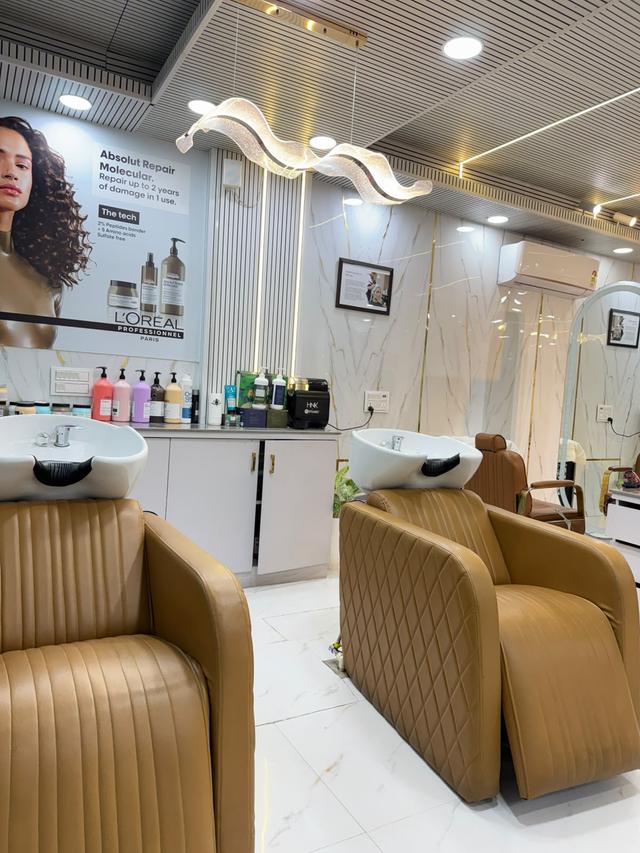 Hair wash stations with reclining backwash chairs and L'Oréal Professionnel hair care at our Pitampura salon.